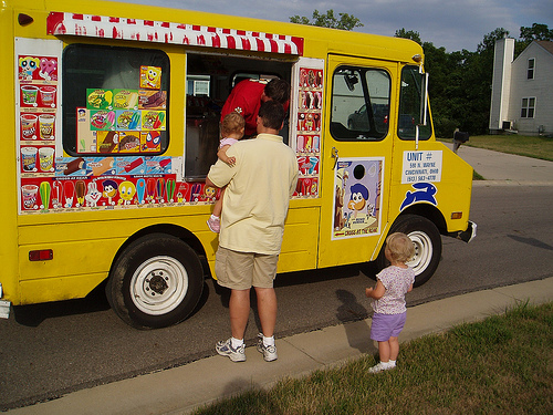 Настоящий мороженщик. Фургон мороженое. Фургон мороженщика. Американский фургон с мороженым. Желтый фургончик с мороженым.